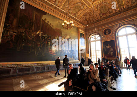 En admirant les œuvres d'art du château de Versailles, à la périphérie de Paris, France. Banque D'Images