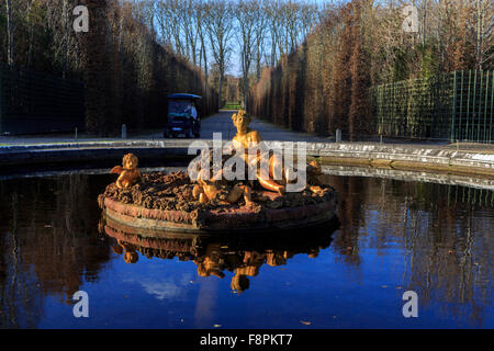 La fontaine Flora montre la Flore, déesse romaine des fleurs, des jardins et du printemps dans les jardins du Palais de Versailles, Paris, F Banque D'Images