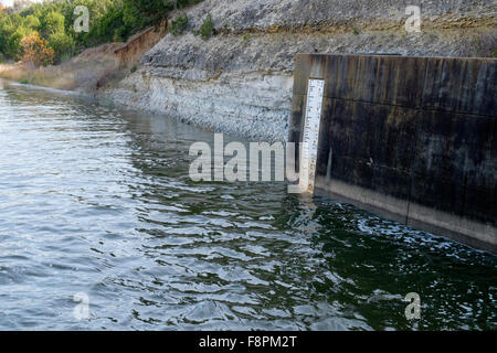 Jauge de niveau d'eau de rivière en dessous du tuyau d'écoulement du barrage nous décharge Corps of Engineers Lake Georgetown Texas Banque D'Images