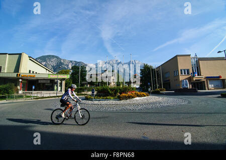 Cycliste de la vieille ville de Hall in Tirol, Autriche Banque D'Images