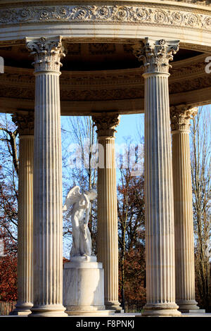 La statue de Cupidon par Mouchy sur l'affichage dans le Temple d'amour dans le jardin anglais du Petit Trianon, Versailles Banque D'Images