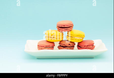 Assiette de macarons français sur retro-vintage background Banque D'Images