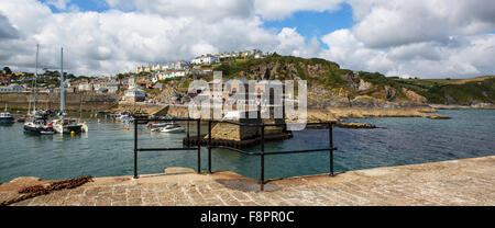 Vue panoramique de Mevagissey à Cornwall du mur de l'avant-port Banque D'Images