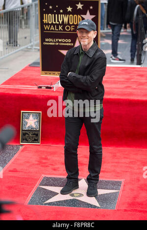 Los Angeles, Californie, USA. Dec 10, 2015. Réalisateur Ron Howard se tient sur son étoile sur le Hollywood Walk of Fame à Hollywood, Californie, 10 décembre 2015. Howard a reçu le 2,568ème étoile sur le Hollywood Walk of Fame jeudi. Credit : Xu 68 Bayi West/Xinhua/Alamy Live News Banque D'Images