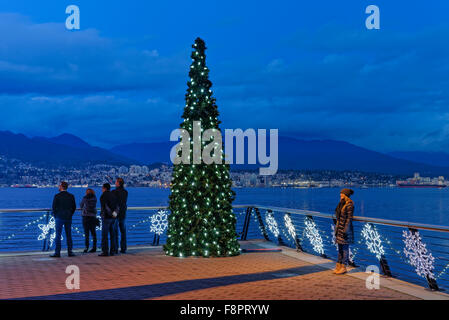 Arbre de Noël, près du Centre des congrès de Vancouver, Colombie-Britannique, Canada Banque D'Images