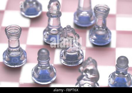 Divers des chiffres sur l'échiquier en verre Banque D'Images