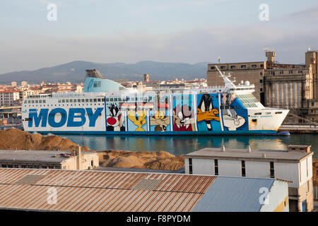 Voiture et passagers Moby Wonder dans sa livrée à thèmes Disney à Livourne port Italie Banque D'Images