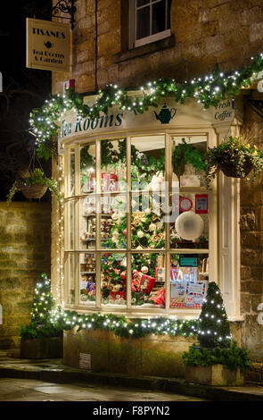 Salons de thé Tisanes fenêtre d'affichage pendant la nuit de Noël. Broadway, Cotswolds, Worcestershire, Angleterre. Banque D'Images