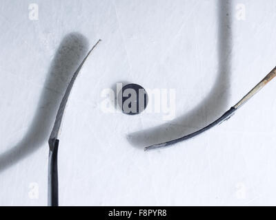 Deux sticsk rondelle de hockey sur glace et, début de la partie, la concurrence dans les affaires, concept vue supérieure Banque D'Images