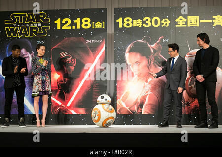 Tokyo, Japon. Dec 11, 2015. Un droid BB-8 apparaît au cours d'une conférence de presse pour le film ''Star Wars : The Force éveille'' dans le centre-ville de Tokyo le 11 décembre 2015. Abrams a déclaré que, dans le nouveau film la planète Takodana est pris le nom de quartier Takadanobaba à Tokyo, comme un mémorial à sa première fois au Japon. Le film est réglé pour diffusion mondiale le 18 décembre et s'ouvre à travers le Japon simultanément à 18:30 ce jour-là. De gauche à droite John Boyega acteurs, Daisy Ridley, BB-8 droid, directeur J.J. Abrams et l'acteur Adam Driver. Credit : Rodrigo Reyes Marin/AFLO/Alamy Live News Banque D'Images