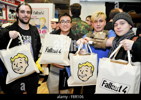 'Fallout 4' jeu vidéo lancement au magasin de jeux dans le centre commercial Bullring Où : Birmingham, Royaume-Uni Quand : 09 Nov 2015 Banque D'Images