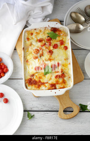 Lasagne fraîche avec du fromage dans le plat Banque D'Images