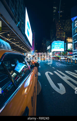 New York - 15 septembre : Manhattan Vue de nuit en taxi jaune trafic reflétant les petites annonces 8e avenue, 15 septembre 2015. Banque D'Images