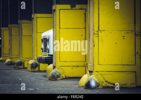 Vieux camion blanc garé en stationnement jaune wallpaper Banque D'Images