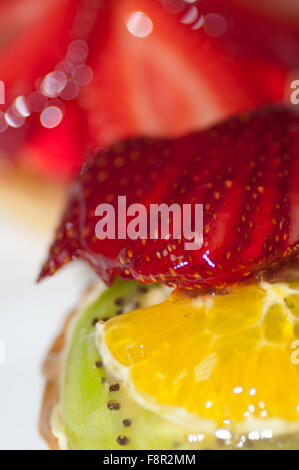 Libre de fraises, kiwis et les tranches d'orange sur une tarte aux fruits Banque D'Images