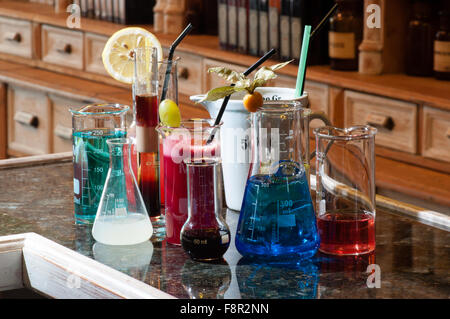 Close-up de plusieurs conteneurs de chimie, rempli de couleurs différentes boissons, placé sur un comptoir en face de apoth Banque D'Images