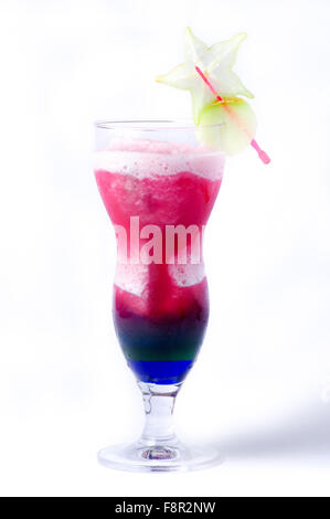 Close-up d'un ouragan avec un plein verre de cocktail en couches, composé d'une mousse blanche, sirop de rose et bleu au bas de l'alcool, Banque D'Images