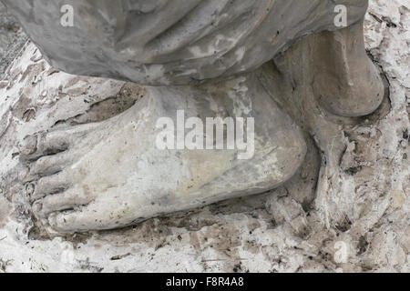 Détail d'une statue en marbre, représentant le pied du Christ souffrant Banque D'Images