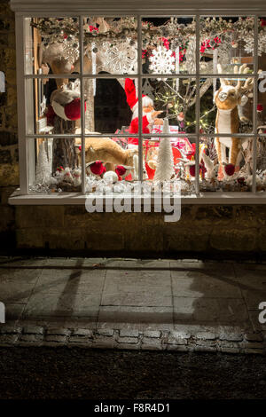 Santa Noël afficher dans une vitrine. Broadway, Cotswolds, Worcestershire, Angleterre. Banque D'Images