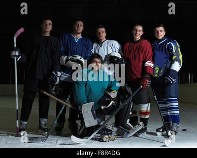 L'équipe de joueurs de hockey sur glace portrait de groupe arène sportive à l'intérieur Banque D'Images