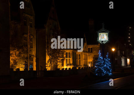 Les lumières d'arbre de Noël à l'extérieur du Lygon Arms la nuit. Broadway, Cotswolds, Worcestershire, Angleterre. Banque D'Images