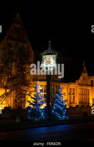 Les lumières d'arbre de Noël à l'extérieur du Lygon Arms la nuit. Broadway, Cotswolds, Worcestershire, Angleterre. Banque D'Images