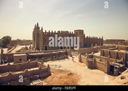 La grande mosquée de Djenné vu de loin, certains visibles réparation Banque D'Images