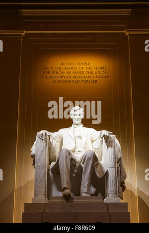 Lincoln Memorial est éclairée la nuit à Washington DC Banque D'Images