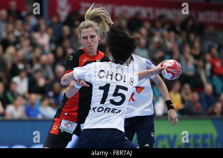 Kolding, Danemark. Dec 10, 2015. L'Allemagne Susann Mueller (l) en action contre la Corée au cours de l'Allemagne Sumin Choi contre la Corée dans le match de Championnat du Monde de handball à Kolding, Danemark, 10 décembre 2015. Photo : Ingrid Anderson-Jensen/dpa/Alamy Live News Banque D'Images