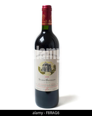 Chateau Lanessan Haut Medoc 1999 bouteille de vin sur fond blanc. Banque D'Images