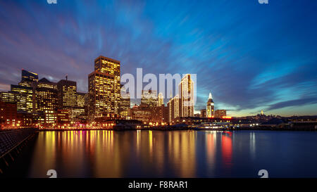 Ferry Building et embarcadero center éclairés la nuit à San Francisco, Californie, USA Banque D'Images