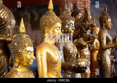 Thaïlande - Ayutthaya, Wat Yai Chaya Mongkol Temple, statues de Bouddha en or, l'UNESCO Banque D'Images