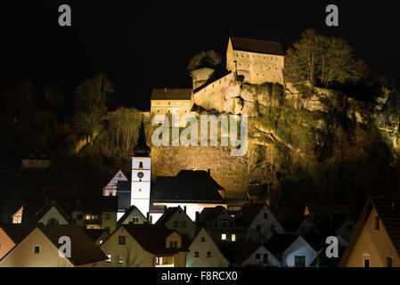 Pottenstein, Allemagne. Dec 10, 2015. Le Château de Pottenstein lumineux domine la ville de Pottenstein, Allemagne, 10 décembre 2015. Le château est un monument local et l'un des plus anciens châteaux de la région, connu sous le nom de la Suisse Franconienne. Photo : Nicolas Armer/dpa/Alamy Live News Banque D'Images