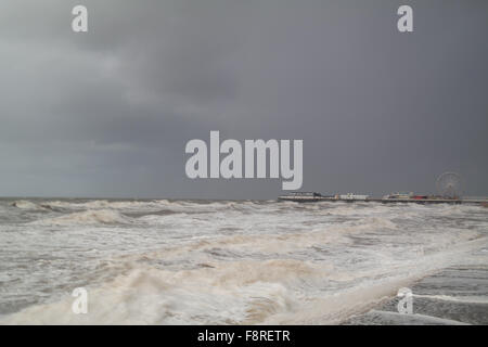 Blackpool, Royaume-Uni 11 décembre 2015, de fortes averses et coups de vent sur la ville côtière de Blackpool ce matin.Le nord-ouest de l'Angleterre pourrait faire sans plus de pluie avec les problèmes de la zone a eu dans la semaine écoulée Crédit : Gary Telford/Alamy live news Banque D'Images