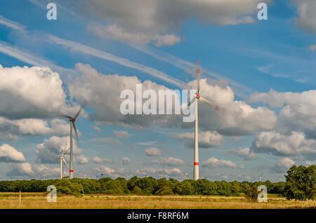 Éoliennes dans un champ près de Stikelkamperfehn, Basse-Saxe, Allemagne Banque D'Images