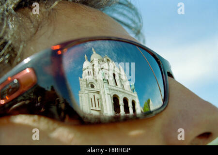 France, Paris, Montmartre, Basilique du Sacré Cœur, reflétée dans les lunettes de Banque D'Images