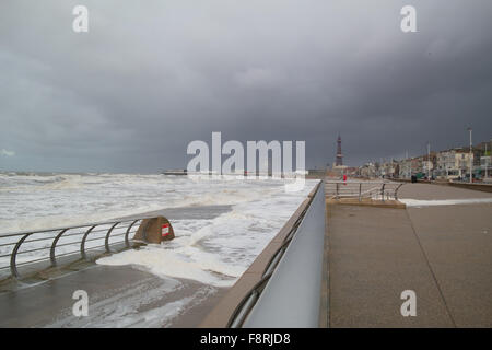 Blackpool, Royaume-Uni 11 décembre 2015, de fortes averses et coups de vent sur la ville côtière de Blackpool ce matin.Le nord-ouest de l'Angleterre pourrait faire sans plus de pluie avec les problèmes de la zone a eu dans la semaine écoulée Crédit : Gary Telford/Alamy live news Banque D'Images