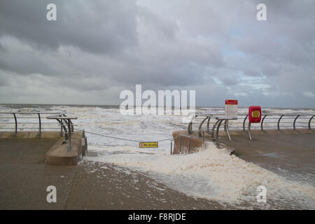 Blackpool, Royaume-Uni 11 décembre 2015, de fortes averses et coups de vent sur la ville côtière de Blackpool ce matin.Le nord-ouest de l'Angleterre pourrait faire sans plus de pluie avec les problèmes de la zone a eu dans la semaine écoulée Crédit : Gary Telford/Alamy live news Banque D'Images