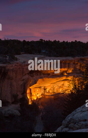 Mesa Verde, Colorado, USA, le 10 décembre, 2015. Maison de l'arbre de l'épinette le mieux conservé de la Native American Cliff dwellings est éclairé par des centaines de petites lanternes en papier appelé luminaria pour célébrer les fêtes de fin d'open house pendant 10 décembre 2015 à Mesa Verde National Park, Colorado. Banque D'Images