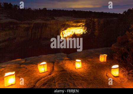 Mesa Verde, Colorado, USA, le 10 décembre, 2015. Maison de l'arbre de l'épinette le mieux conservé de la Native American Cliff dwellings est éclairé par des centaines de petites lanternes en papier appelé luminaria pour célébrer les fêtes de fin d'open house pendant 10 décembre 2015 à Mesa Verde National Park, Colorado. Banque D'Images