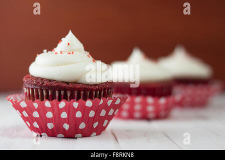 Trois red velvet cupcakes sur la table Banque D'Images