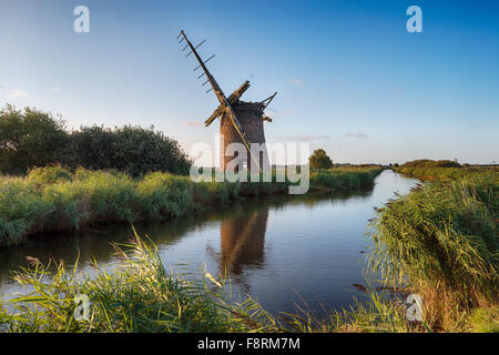 Tranquillité à l'emblématique ruines d'Bograve Moulin près de Sea palling sur les Norfolk Broads Banque D'Images