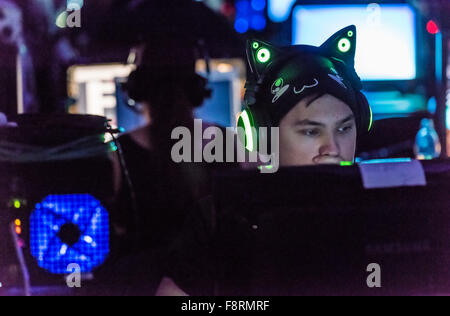 Thun, Suisse. Dec 10, 2015. Un concentré de jeux informatiques, faiblement éclairées seulement par son écran d'ordinateur à NetGame, la première convention de jeu d'ordinateur à Thun's expo center. Pendant 3 jours et nuits, fans et concurrents clans jouent en tournois CS:GO, l'Âge des empires et bien d'autres. Crédit : Erik Tham/Alamy Live News Banque D'Images