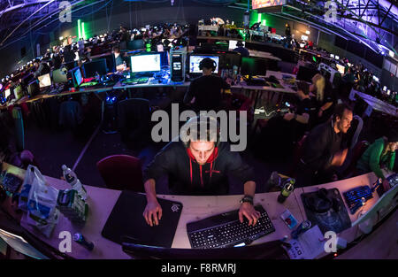 Thun, Suisse. Dec 10, 2015. De longues rangées de joueurs jeu ordinateur concentré, faiblement éclairées par leurs écrans d'ordinateur à NetGame, la première convention de jeu d'ordinateur à Thun's expo center. Pendant 3 jours et nuits, fans et concurrents clans jouent en tournois CS:GO, l'Âge des empires et bien d'autres. Crédit : Erik Tham/Alamy Live News Banque D'Images