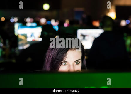 Thun, Suisse. Dec 10, 2015. Un concentré de jeux ordinateur femelle, faiblement éclairées seulement par son écran d'ordinateur à NetGame, la première convention de jeu d'ordinateur à Thun's expo center. Pendant 3 jours et nuits, fans et concurrents clans jouent en tournois CS:GO, l'Âge des empires et bien d'autres. Crédit : Erik Tham/Alamy Live News Banque D'Images