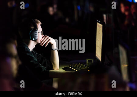 Thun, Suisse. Dec 10, 2015. Un concentré de jeux informatiques, faiblement éclairées seulement par son écran d'ordinateur à NetGame, la première convention de jeu d'ordinateur à Thun's expo center. Pendant 3 jours et nuits, fans et concurrents clans jouent en tournois CS:GO, l'Âge des empires et bien d'autres. Crédit : Erik Tham/Alamy Live News Banque D'Images