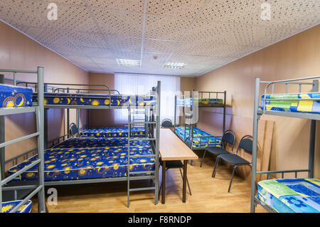 Métal lits superposés dans la chambre à l'auberge propre Banque D'Images
