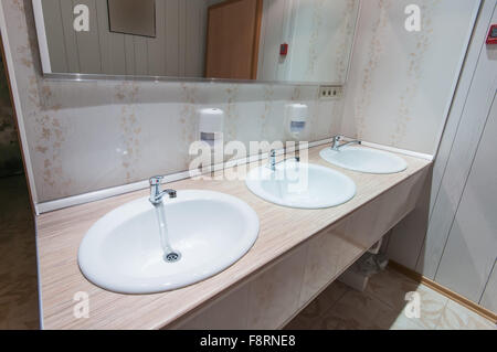 Salle de bains propre avec les puits dans l'auberge Banque D'Images