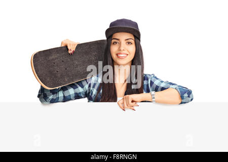 Jeune femme posant derrière un skateur pancarte vide isolé sur fond blanc Banque D'Images