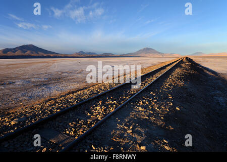 Voie de chemin de fer dans la lumière du matin, près de cementerio de los trenes, uyuni, Bolivie Banque D'Images